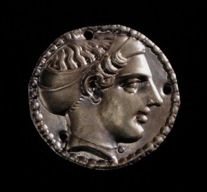 Cabeça feminina de apliques de ouro usando um sakos, de Kerch, século V (ouro) de Greek