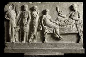 Arte grega: baixo relevo em mármore votivo dedicado a Dionysos Bacchus pelos comediantes, Representa "Os Bacchantes" de Eurípedes - 410 a.C. - Atenas, museu arqueológico nacional - Bacchae (da tragédia de Eurípedes (480¿406 a.C.) - Marble votive relief ded de Greek