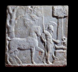 Arte grega: estela de mármore decorada por um cavaleiro com o seu cavalo, final 2º - início do século I a.C., Dim 52x52x9 cm Mântua - Palazzo Ducale, Coll statuaria, inv n 6669 - Arte grega: estela de mármore com relevo representando um cavaleiro e um cava de Greek