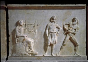 Arte grega: concurso de música entre Apolo e Marsyas (tocando aulos e lira). Baixo relevo esculpido em mármore, 320 a.C., antiquite grego. Museu Nacional de Arqueologia, Athenes (Grécia) de Greek