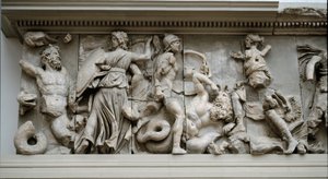 Arte grega: representação de Hécate e Artemis. Friso do altar de Zeus a Pérgamo, baixo relevo de Eumena II de Greek