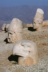 Cabeça de Zeus-Oromandes, uma deusa e uma águia