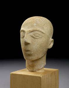 Cabeça de uma figura das Cíclades (mármore)