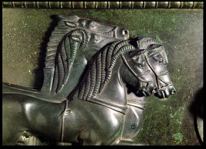 Cabeça de um cavalo de uma quadriga, detalhe do friso em volta do pescoço do bronze de Vix Krater