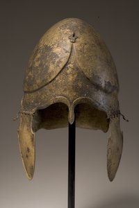 Capacete com apliques fálicos, calcidiano, século V aC (bronze) (ver também 249031 e 34)