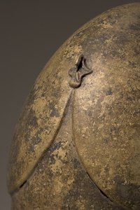 Capacete com applique fálico, Chalcidian, detalhe de bronze do século V-IV aC de 249035