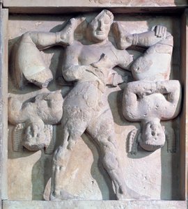 Magna graecia: metopo com Heracles com os Cercopes, relevo de pedra, 575-550 a.C. de Greek