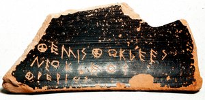Ostrakon (ou ostracon) (plural: ostraca ou ostraka), cacos de cerâmica servindo de cédulas durante os procedimentos de ostracismo na Grécia Antiga. 480 aC Athenes. Museu Agora. de Greek
