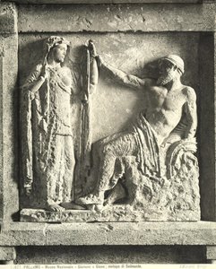 Zeus e Hera, metopo do Templo E em Selinunte, Sicília (mármore) (foto a p/b) de Greek