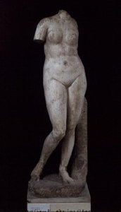 Afrodite nua de pé, Alexandria, c.336-30 a.C. (mármore)