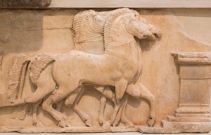 Quatro cavalos (quadriga) puxando uma carruagem do friso sul do Tesouro dos Sifnianos, construído c.530-480 a.C. (mármore) de Greek