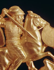 Pente ornamentado com guerreiro em combate (ouro)