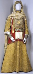 Fato de noiva dourado de Attiki de Greek School