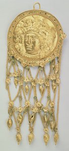 Pingente com a cabeça de Athena Parthenos (ouro e esmalte) de Greek School
