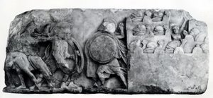 Seção do Friso do Monumento a Nereida em Xanthus, por volta do século IV aC (relevo) de Greek School