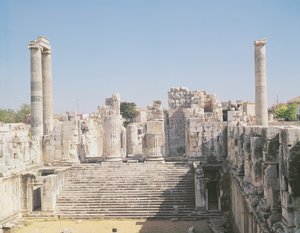 A Grande Escadaria do Templo de Apolo, c.336 aC de Greek School