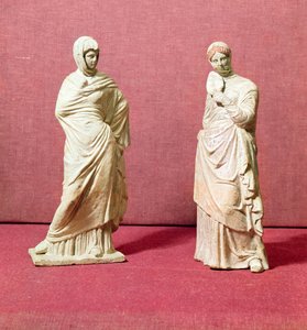 Duas estátuas de mulheres em pé, de Tanagra, c.350 aC