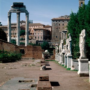Fórum Romano: estátuas de vestais. Casa das vestais (Casa delle Vestali ou Atrium Vestae). À esquerda, o templo grego de Dioscures (ou templo de Castor e Pollux) (século V a.C.). Roma