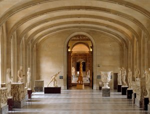 Vista da sala Daru do Museu do Louvre: peças de antiguidades gregas e romanas da colecção Borghese. Paris