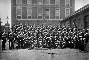 Oficiais não comissionados do 1º Life Guards em Knightsbridge Barracks, Londres, 1896. de Gregory and Co