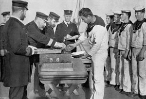 Dia de pagamento a bordo do HMS Royal Sovereign, 1895 de Gregory and Co