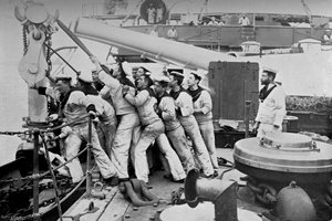 Levantando a âncora no projétil do navio de guerra HMS Majestic, 1896