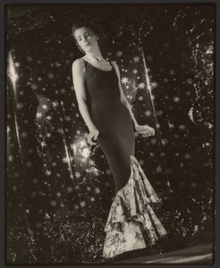 [Retrato de uma modelo de moda feminina não identificada].