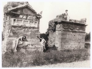 Rapazes entre túmulos (foto)