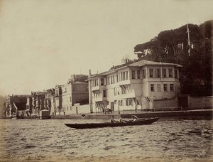 Edifícios ao longo da Baía de Tarabya, no Mar de Mármara, Turquia