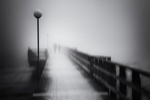 Passeio misterioso pelo cais enevoado de Gustav Davidsson