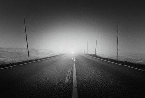 Estrada misteriosa e enevoada