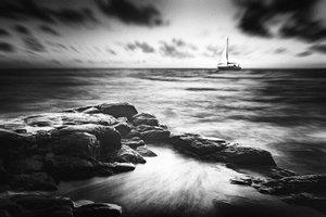 Veleiro sobre a costa rochosa