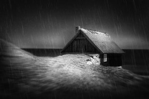 Casa de campo costeira em meio à tempestade