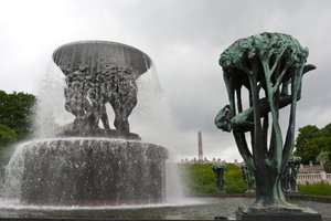 Fonte e escultura "Girl in a Tree" em Frogner Park, Oslo, Noruega (bronze) de Gustav Vigeland