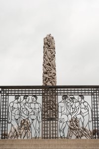 Portões de ferro forjado" Homens nus" e o "People Monolith" feito de granito em Frogner Park, Oslo, Noruega (foto)