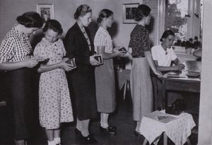 Mulheres jovens no Terceiro Reich: Wir Arbeitsmaiden, Nós, as operárias (fotografia a preto e branco) de Gustav von Estorff