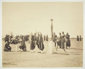 A bandeira hasteada do Regimento Zouave, Camp de Châlons, 1857. de Gustave Le Gray
