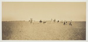 Sem título [visitantes assistindo a manobras militares], 1857. de Gustave Le Gray