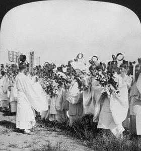 Padres xintoístas em uma procissão fúnebre para vítimas de Hitachi Maru, Tóquio, Japão, 1905