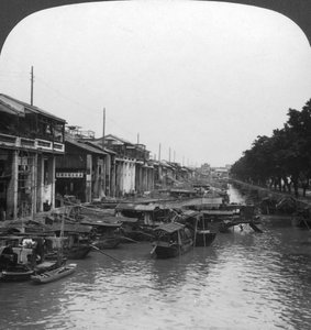 O canal lotado, da Ponte Inglesa, Cantão, China, 1901