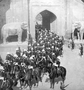 Uma procissão passando pelo Portão de Delhi, Lahore, Paquistão, 1913.
