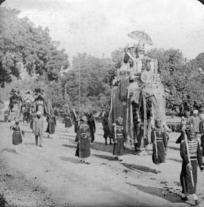 Lord e Lady Harding montando um elefante, Índia, 1913.