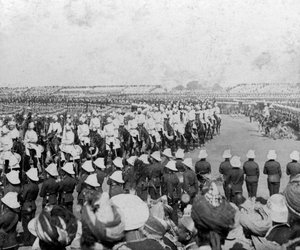 O Imperial Cadet Corps escoltando suas majestades para a arena Durbar, Delhi, Índia, 1903.