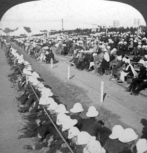 Assistindo a uma partida de futebol entre os Fusiliers de Lancashire e os regimentos de fronteira, Delhi, década de 1910.