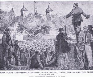 John Burns dirigindo-se a uma reunião de estivadores em Tower Hill durante a Grande Greve de 1892, da revista Cassells História do Povo Britânico publicada pela Waverley Book Company Limited, c.1940 de H. H. Flere