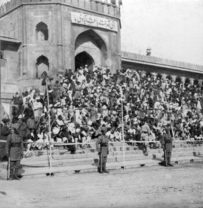 Espectadores em Jumma Masjid, Bangalore, Índia, anos 1900.