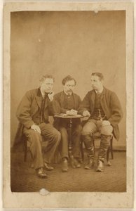 [Três homens não identificados, sentados]. de H. Tollerton