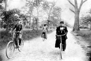 Maynard MacDonald e sua avó, Hannah Maynard, ciclismo no parque de Beacon Hill, Victoria, c.1895 (foto do bw)