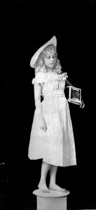 Estatuária da Vida; Menina segurando Birdcage, c.1890 (foto de bw)