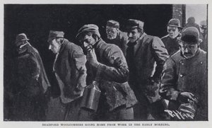 Bradford Woolcombers indo para casa do trabalho no início da manhã (foto a p/b)